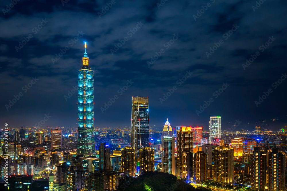 Obraz premium Cityscape Night Skyline. Taken from the Xiangshan Mounten in Xiangsan park which is a beautiful viewpoint of Taipei city. Taipei, Taiwan. December 17, 2019.