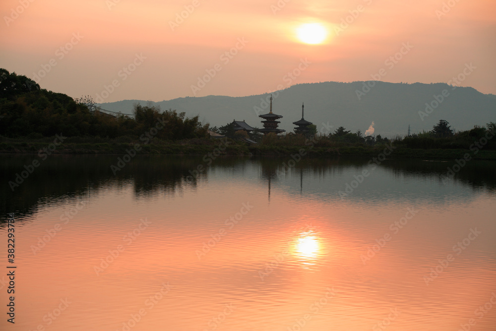 Obraz premium 夜明けの薬師寺