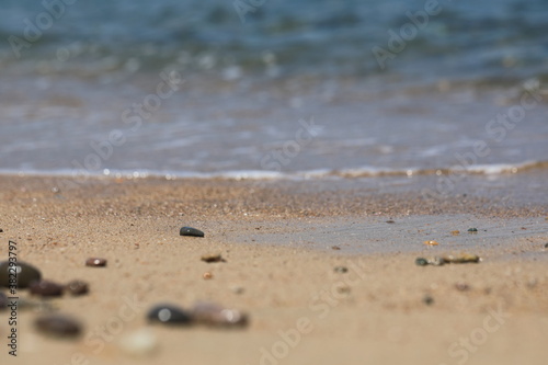 바닷가의 모래와 자갈이 보이는 아름다운 풍경