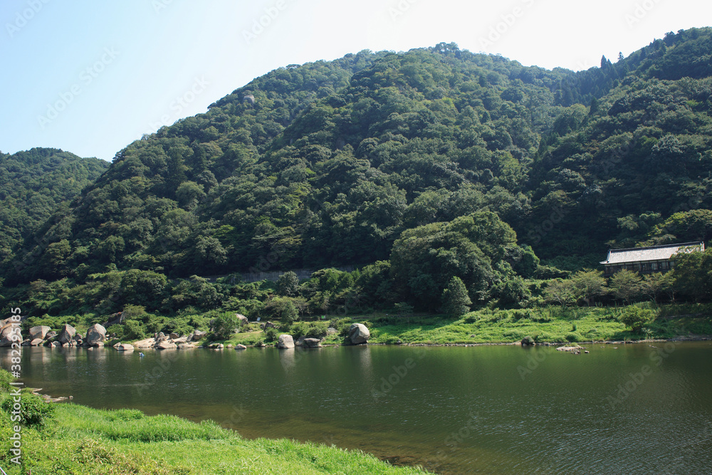 木津川と笠置山