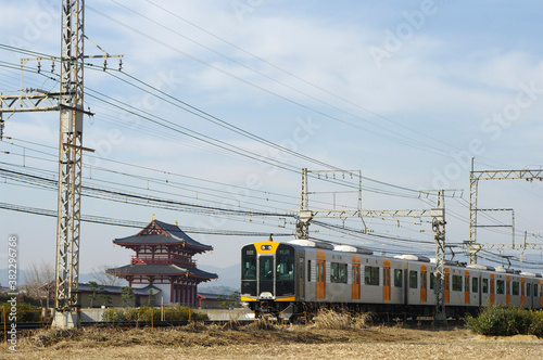 平城宮跡を走る阪神電車 photo