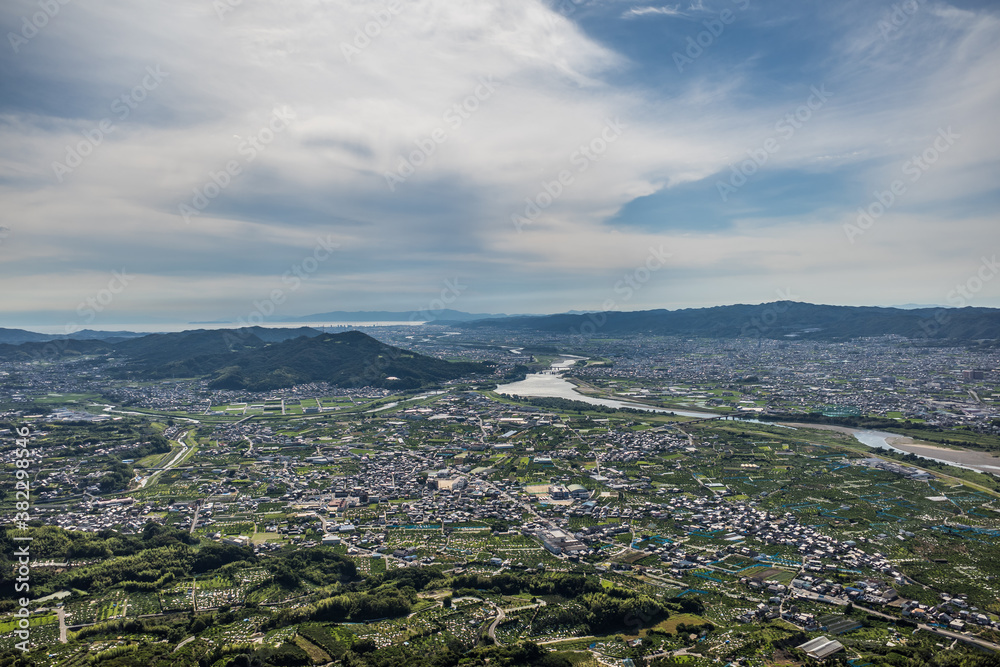 百合山上空から紀の川や和歌山湾が見える風景を空撮。和歌山県紀の川市