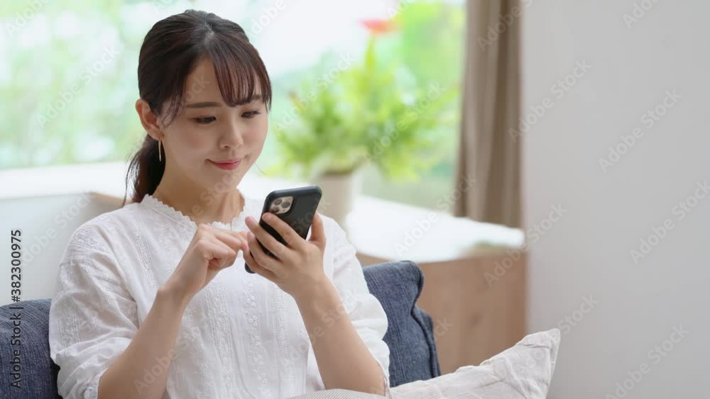スマホを使う女性 スマホを使う女性
