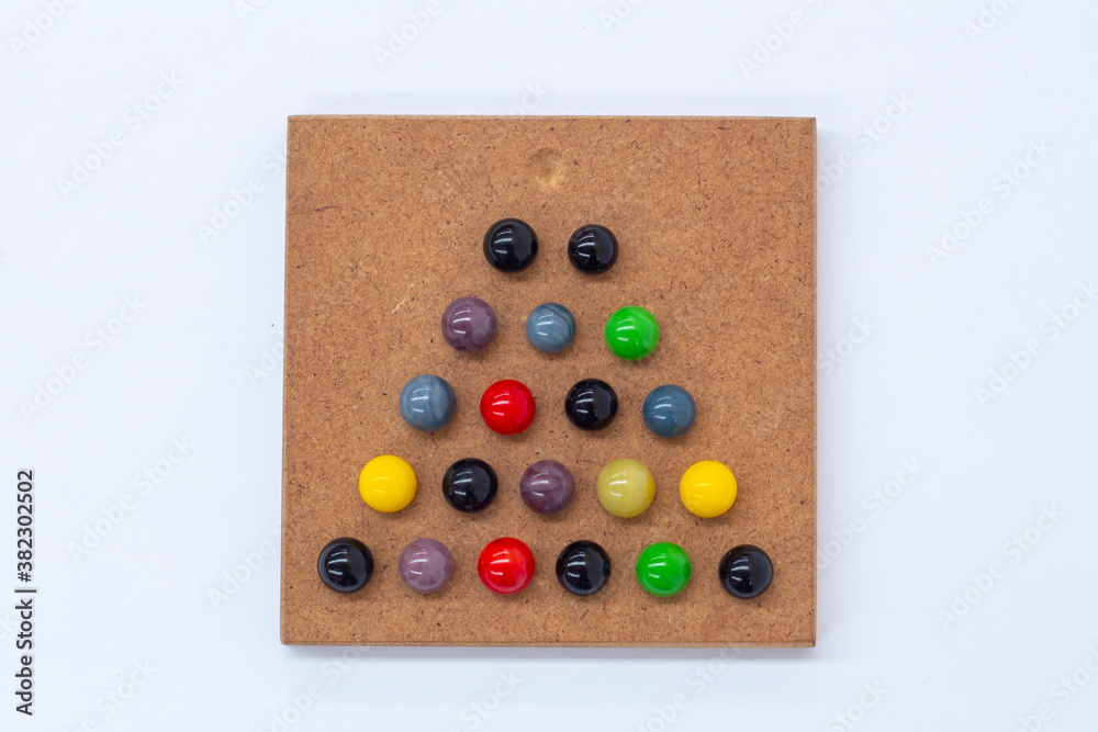 Juego de madera con canicas de colores, habilidad mental Juego de madera con canicas de colores, habilidad mental