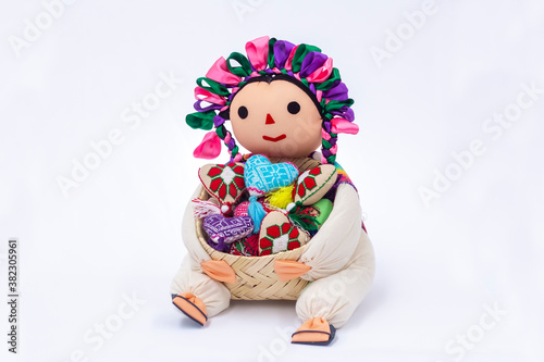 Muñeca de trapo tradicional con canasta y corazones