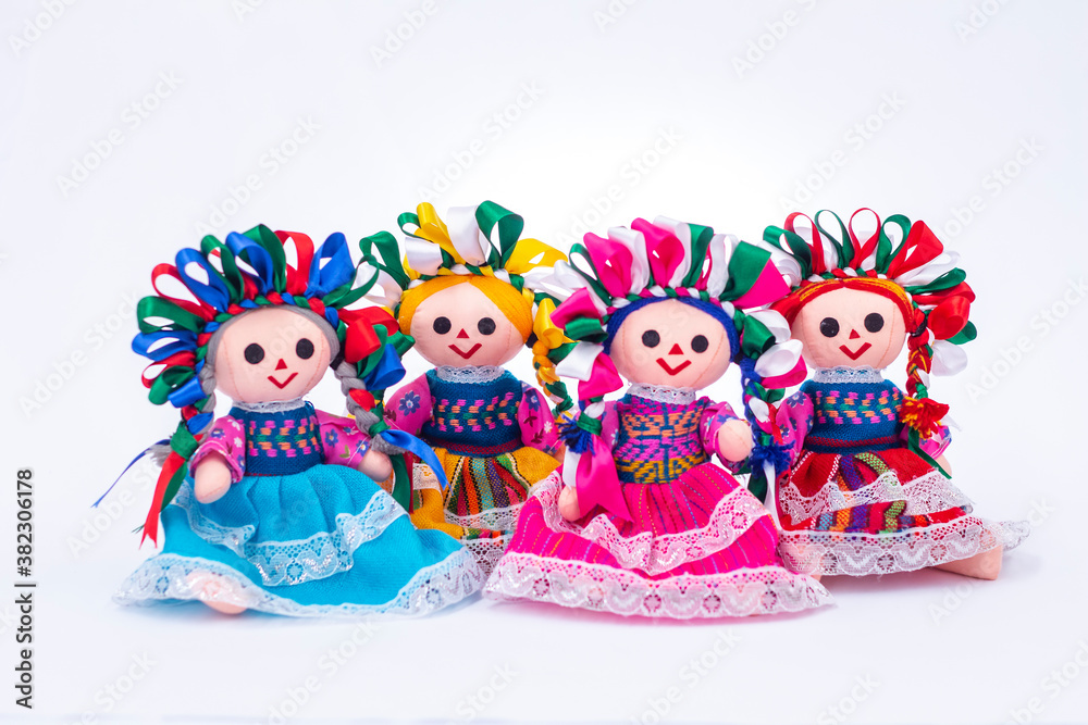 Fototapeta premium Cuatro muñecas de trapo tradicionales, listones vestido bordado