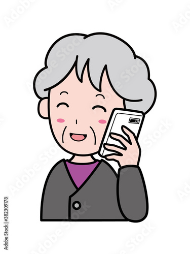 携帯電話で楽しそうに話すおばあさん