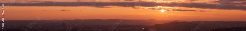 Panorama vom Keilberg über die Hauptstadt der Oberpfalz Regensburg in Bayern am Abend zum Sonnenuntergang