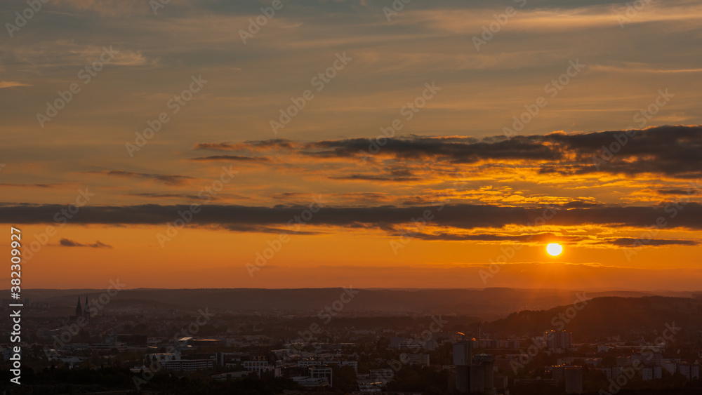 Blick vom Keilberg über die Hauptstadt der Oberpfalz Regensburg in Bayern am Abend zum Sonnenuntergang