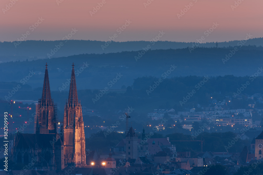 Dom, Rathaus und Altstadt von Regensburg am Abend vom Keilberg aus gesehen