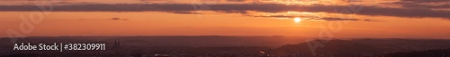 Panorama vom Keilberg   ber die Hauptstadt der Oberpfalz Regensburg in Bayern am Abend zum Sonnenuntergang