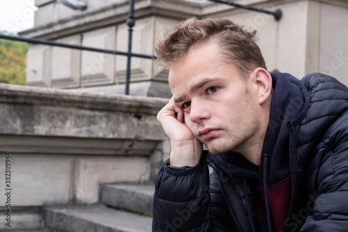 Obraz na płótnie Street portrait of a serious guy w salonie