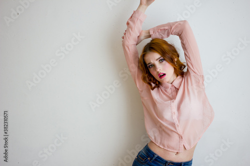 Foto Young woman grimacing on camera at white studio background