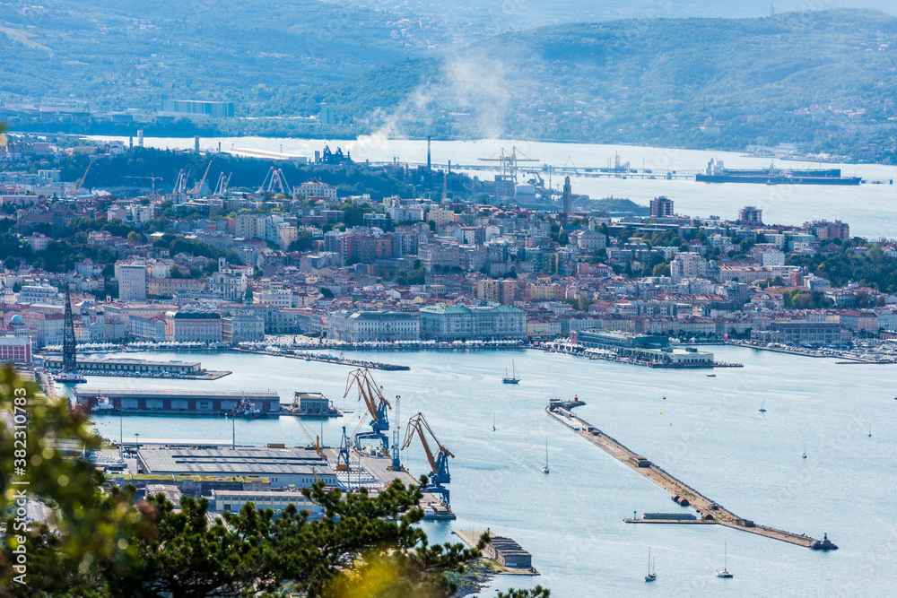 Obraz premium The gulf of Trieste and the fast race of the Barcolana. Italy