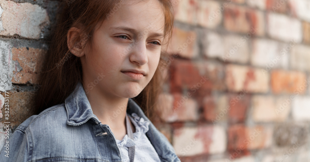 Φωτογραφία portrait of a beautiful teenage girl posing against a brick wall