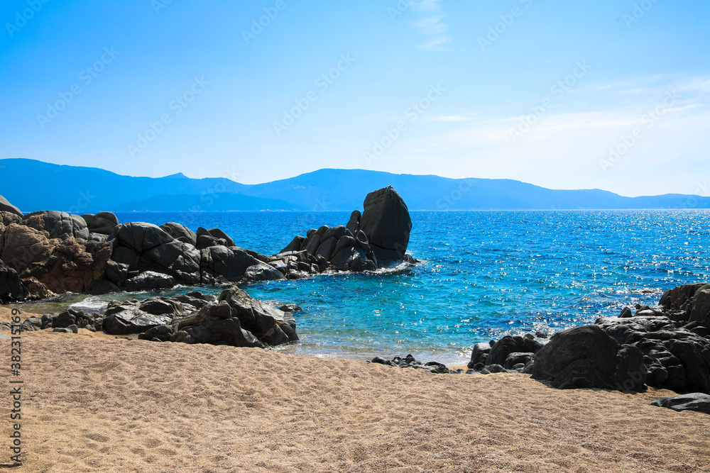 Türkisfarbenes Mittelmeer, das sanft auf den Sand und die Felsen plätschert, Strand, Korsika