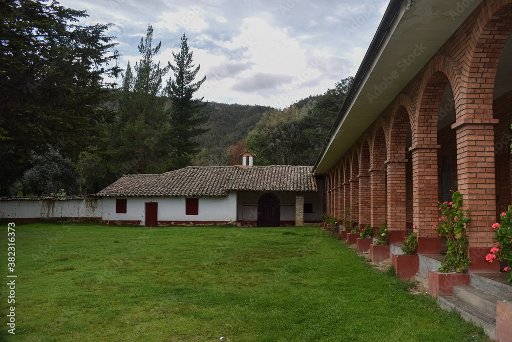 Jardín exterior de un convento con plantas Jardín exterior de un convento con plantas