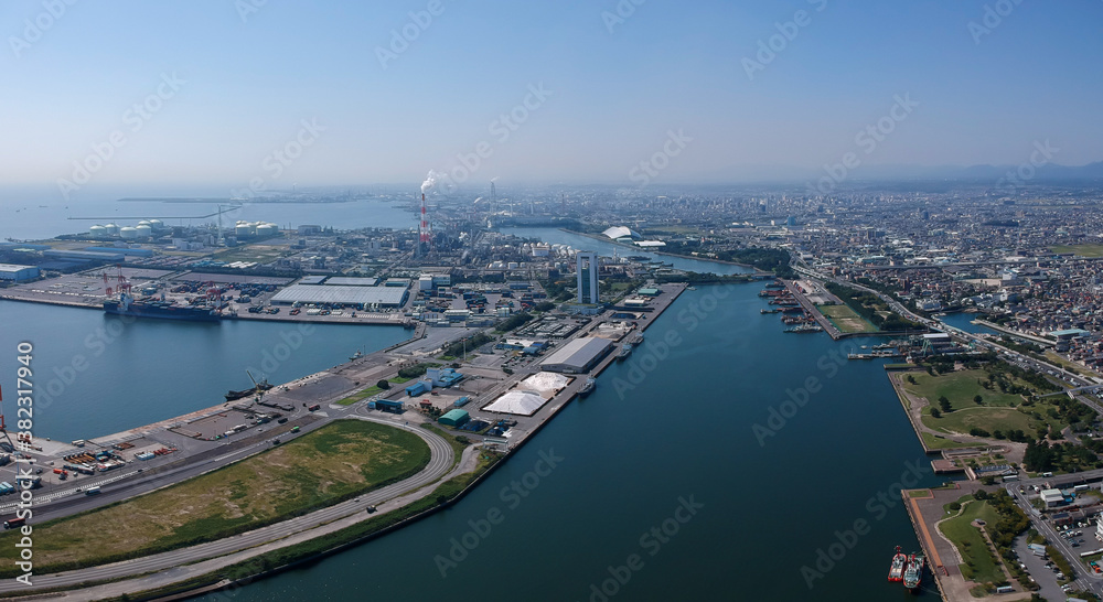 航空撮影した四日市港の風景