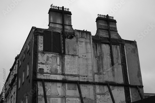 Canvas Print Black and white old building in the city with birds