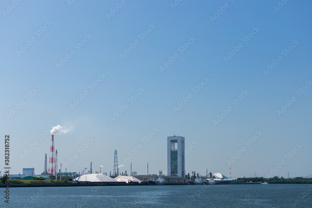 四日市港のコンテナターミナルの風景