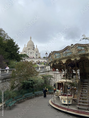 Basilique du Sacré Cœur, butte Montmartre vue depuis un manège à Paris