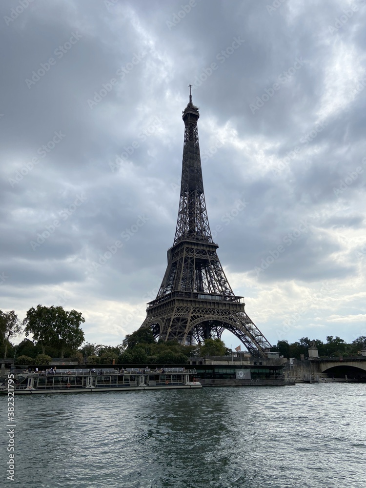 Fototapeta premium Tour Eiffel vue depuis un quai de Seine à Paris