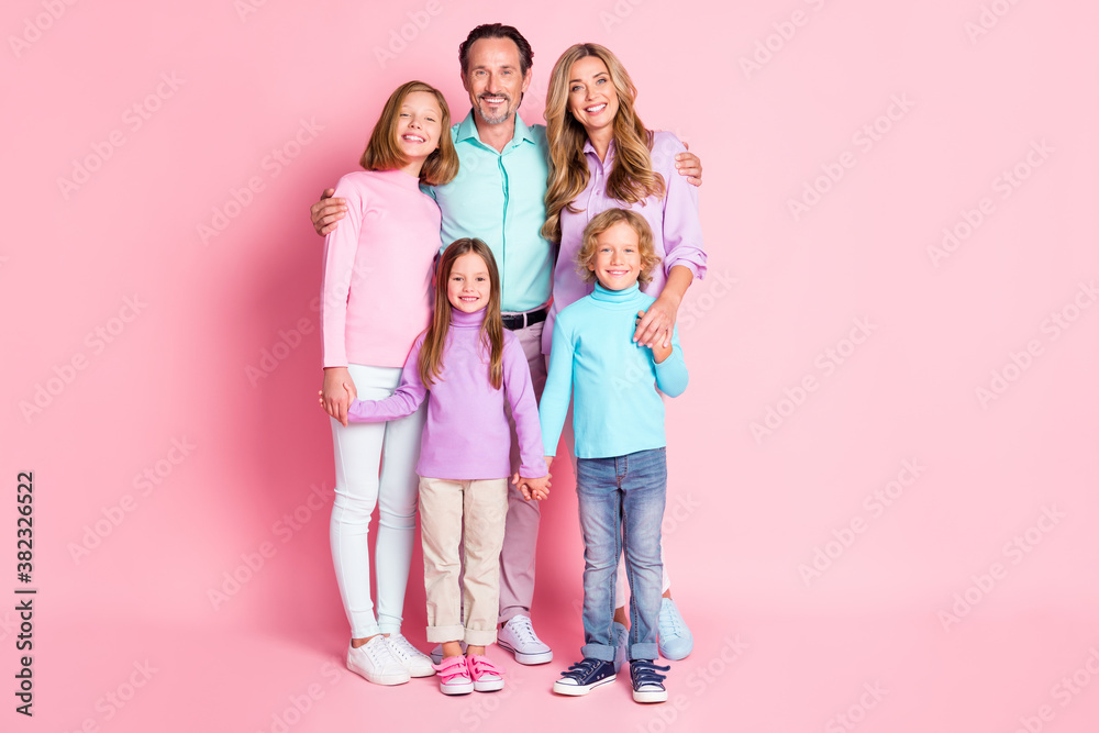 Full size photo dream harmony idyllic family mommy daddy three kids sisters brother hold hand hug embrace enjoy time together wear good look outfit isolated pastel color background Full size photo dream harmony idyllic family mommy daddy three kids sisters brother hold hand hug embrace enjoy time together wear good look outfit isolated pastel color background