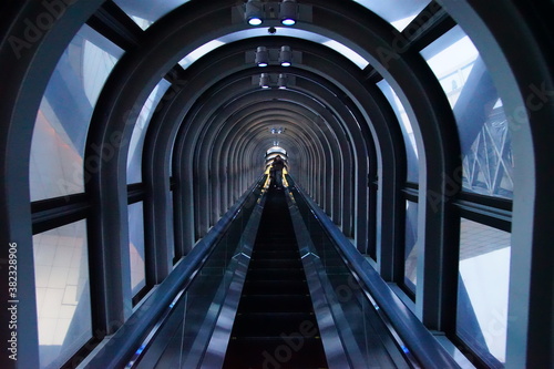 長いスケルトンなエスカレーター