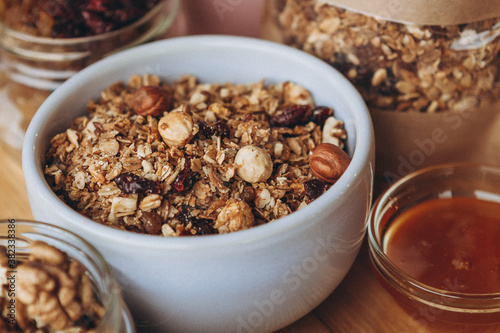 Φωτογραφία a delicious and crunchy oatmeal granola with honey, nuts, dried fruits and grains