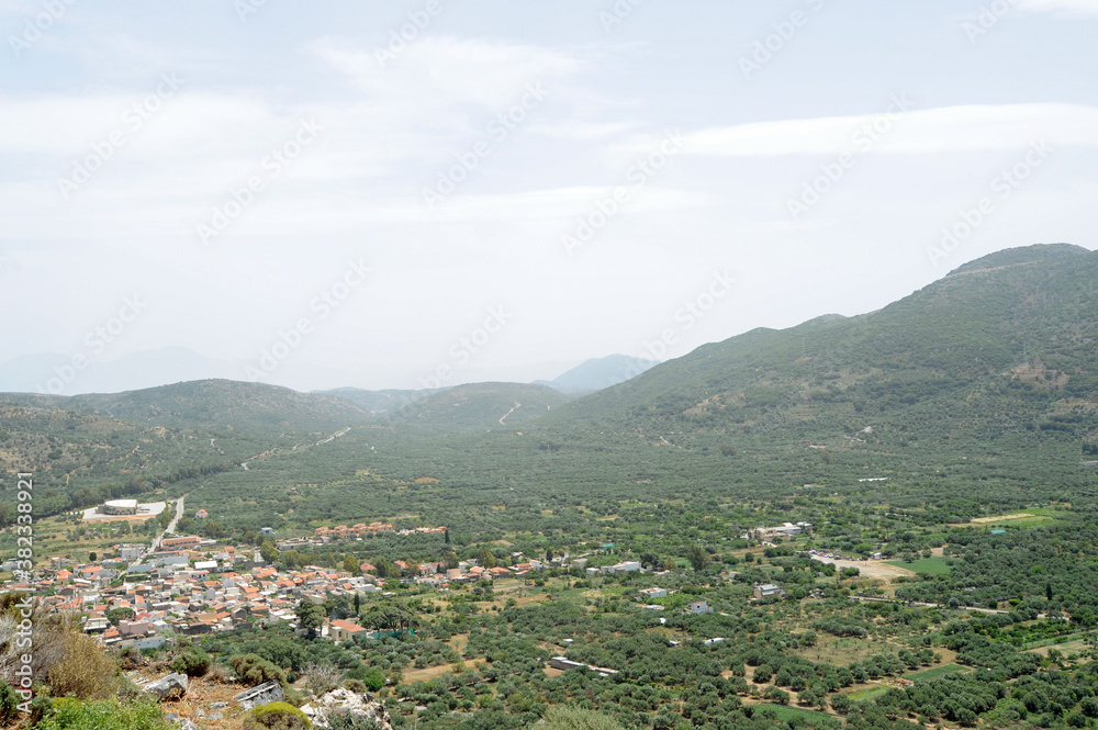 Le village de Limnès et le mont Kavalara près d'Agios Nikolaos en Crète
