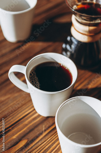Foto The coffee is alternatively made using a paper filter and a kemex is poured from the flask into a mug