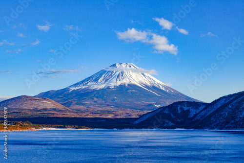 冬の本栖湖と富士山 山梨県身延町にて