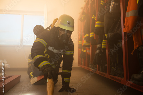 Feuerwehrmann mit Atemschutz während einer Übung photo