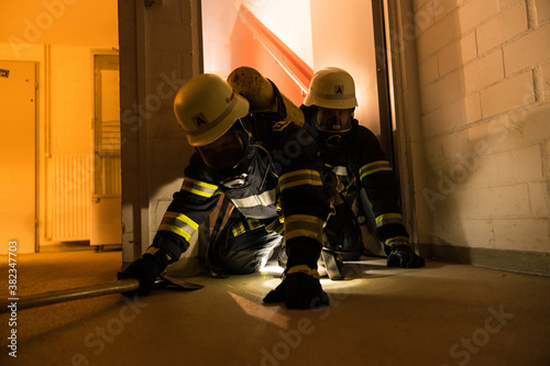 Feuerwehr während einer Atemschutz-Übung. photo