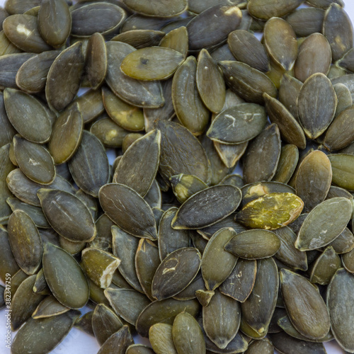 Obraz na płótnie Close up of pumpkin seeds isolated on background w salonie