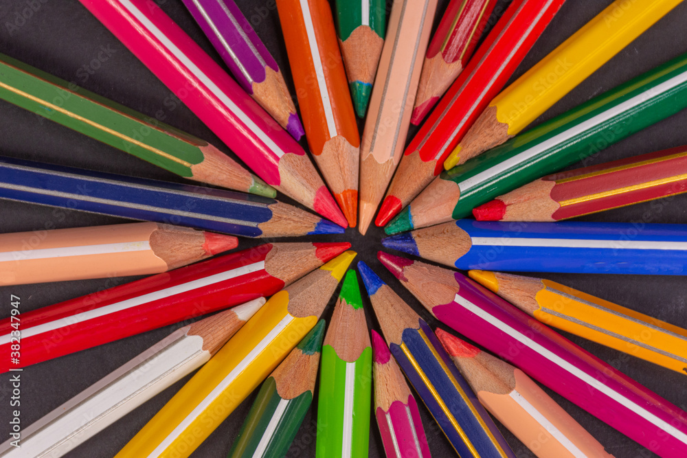 Set of geometrically arranged coloring pencils