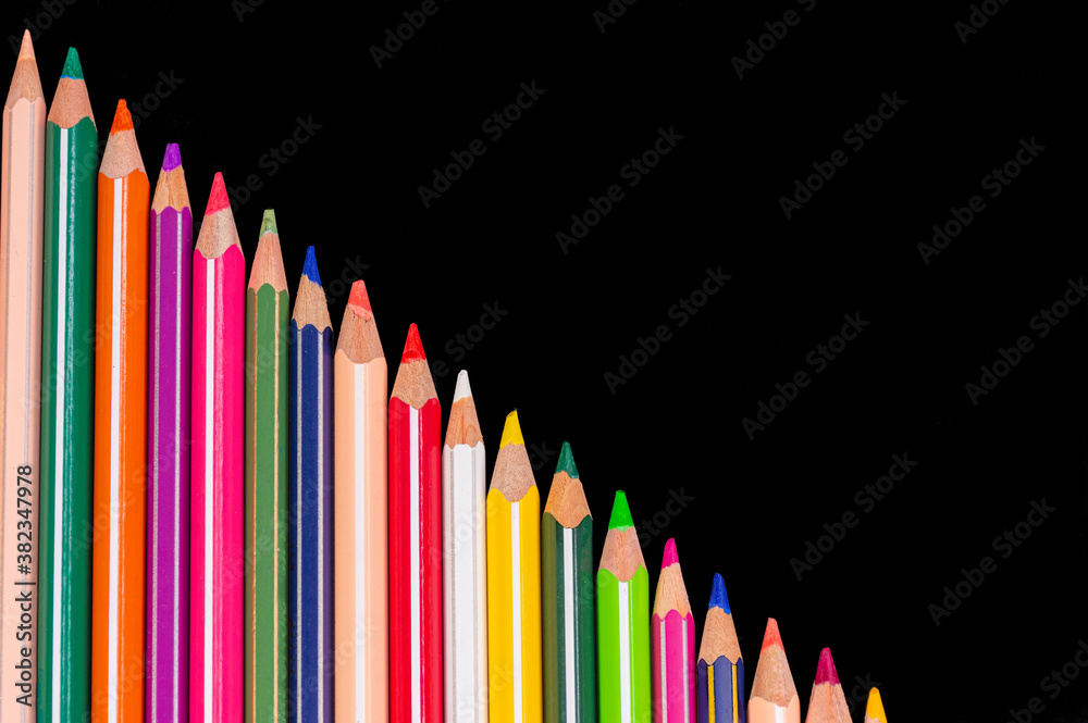 Set of geometrically arranged coloring pencils