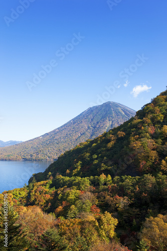 紅葉の男体山と中禅寺湖