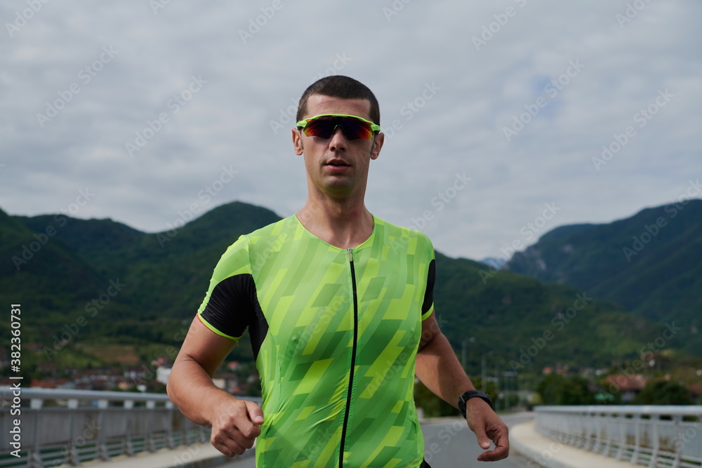 Naklejka premium triathlon athlete running on street