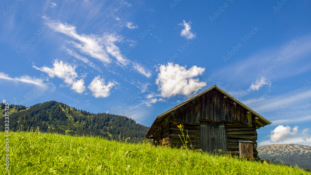 Eine leerstehende Almhütte im Kleinwalsertal in Österreich 