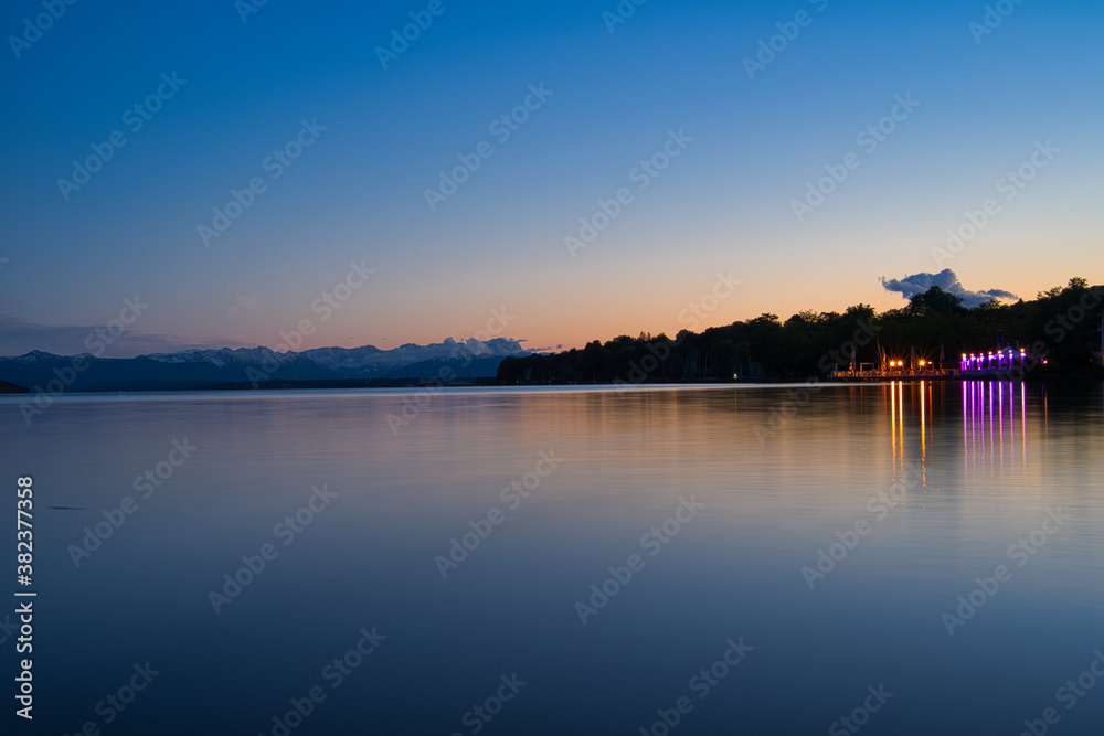 Langzeitbelichtung beim Abendrot am See