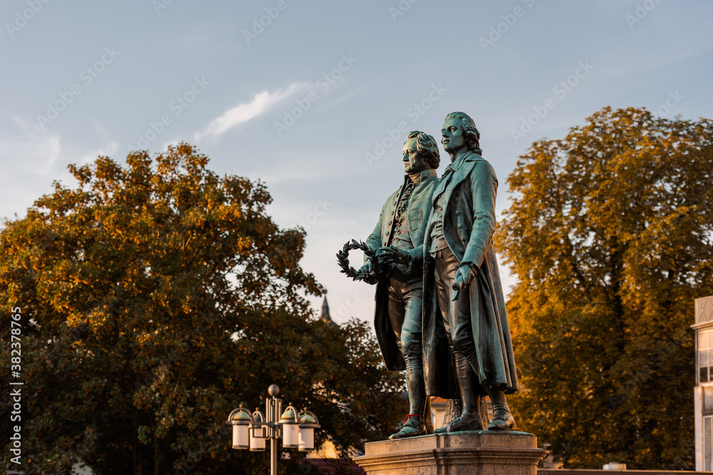 Goethe-Schiller-Denkmal in Weimar im Sonnenlicht am Morgen bei blauem Himmel