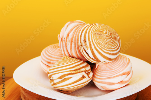 Obraz na plátně deliciously beautiful and delicious marshmallow cakes