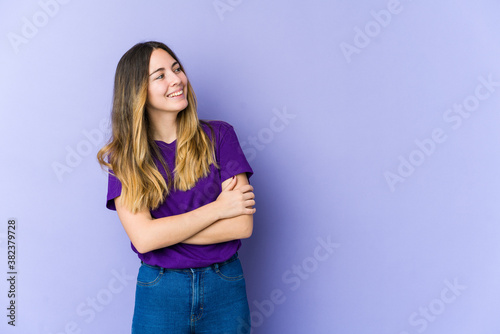 Canvas Print Young caucasian woman isolated on purple background smiling confident with crossed arms