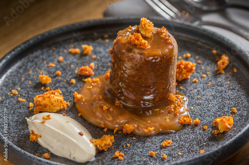 Obraz na plátně Sticky toffee pudding with cream and honeycomb