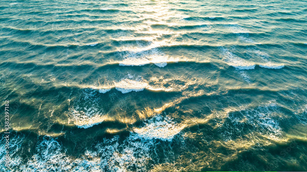 Obraz premium Sea waves on the beautiful morning sea