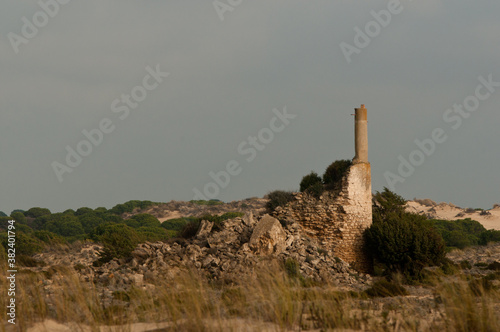 Ruinas de torre en la duna
