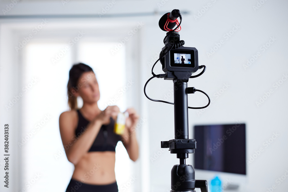 Fototapeta premium fit influencer talking about oat bar
