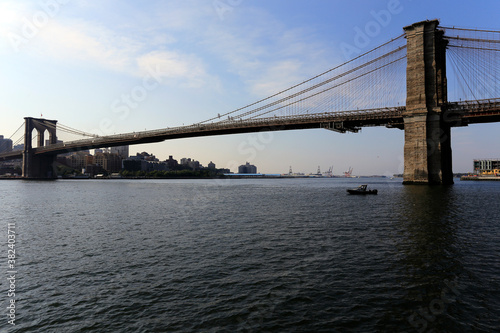 Die Brooklyn Bridge in New York City ist eine kombinierte Hänge- und Schrägseilbrücke und verbindet Manhattan mit Brooklyn. Manhattan, New York City, New York, USA