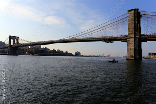Die Brooklyn Bridge in New York City ist eine kombinierte H  nge- und Schr  gseilbr  cke und verbindet Manhattan mit Brooklyn. Manhattan  New York City  New York  USA
